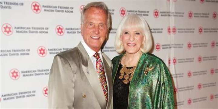 Did gary linekers first wife remarry?