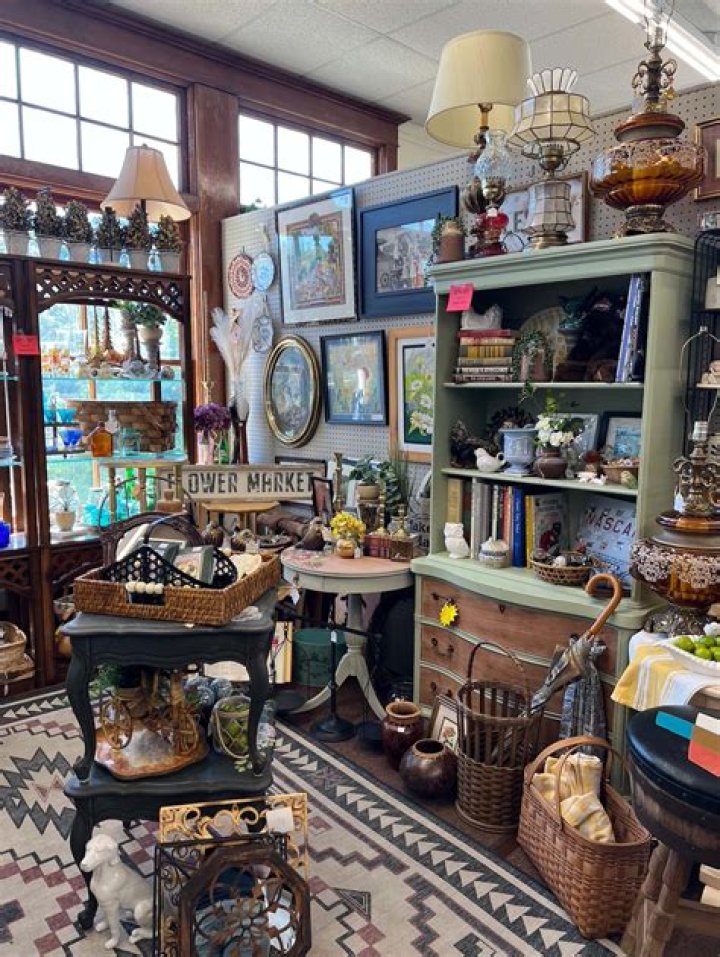 Did ronnie barker own an antique shop?