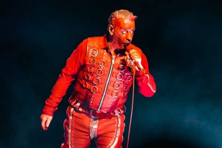 Does till lindemann speak english?